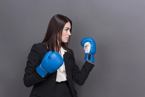 Zakelijke dame in bokshandschoenen — Stockfoto