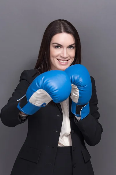 Zakelijke dame in bokshandschoenen — Stockfoto