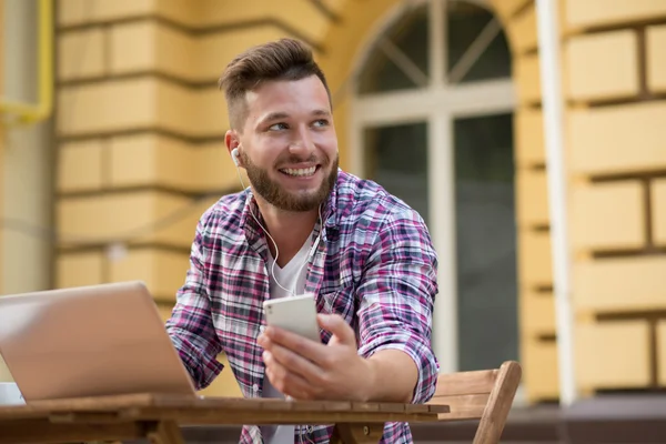 Jeune hipster avec téléphone intelligent — Photo