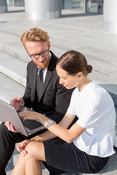 Business people with laptop — Stock Photo, Image