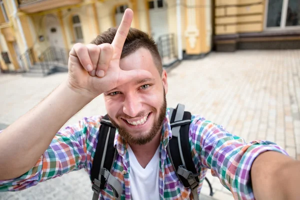 Knappe man die selfies maakt — Stockfoto