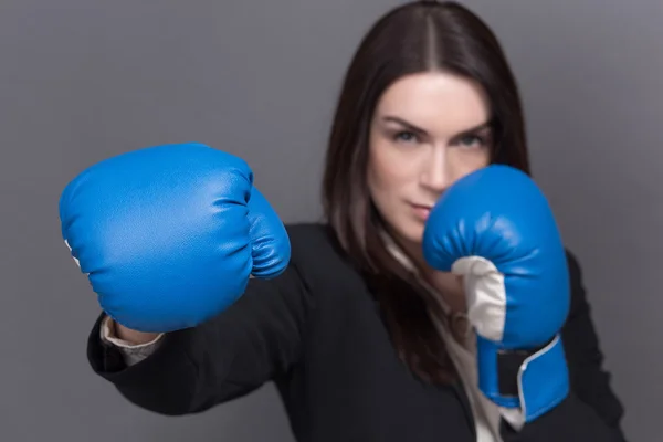 Mujer de negocios en guantes de boxeo —  Fotos de Stock