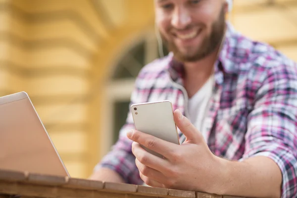 Jovem hipster com telefone inteligente — Fotografia de Stock