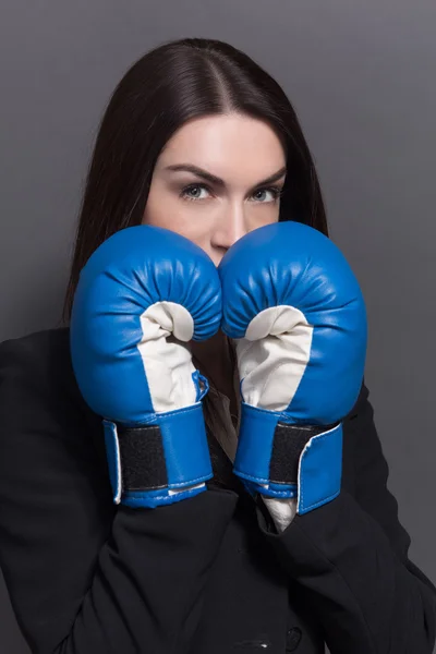 Zakelijke dame in bokshandschoenen — Stockfoto