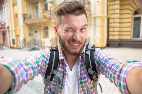 Schöner Mann macht Selfies — Stockfoto