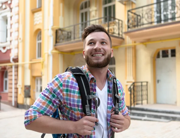 Bonito homem na cidade — Fotografia de Stock