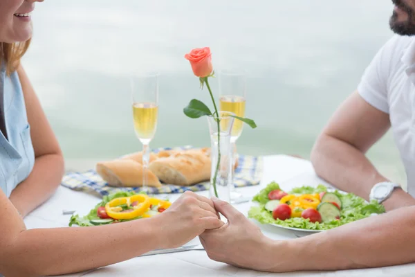 Paar hält Händchen — Stockfoto