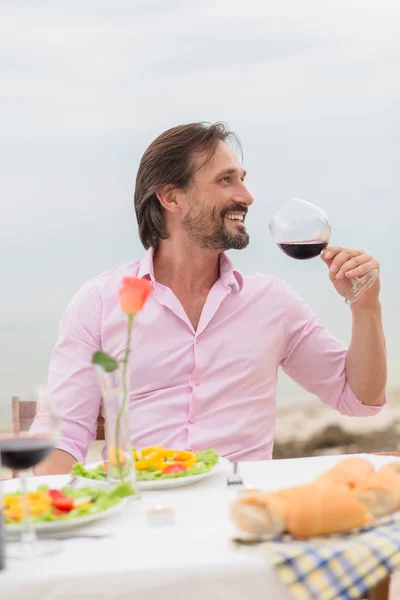 Schöner Mann, der Wein trinkt — Stockfoto