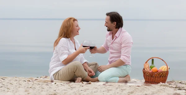 Middle-aged couple in picnic — Stock Photo, Image
