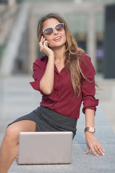 Businesswoman calling over the phone — Stock Photo, Image
