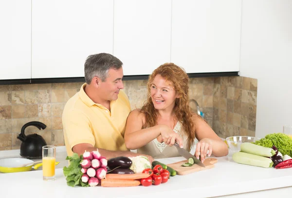 Pareja madura en la cocina — Foto de Stock