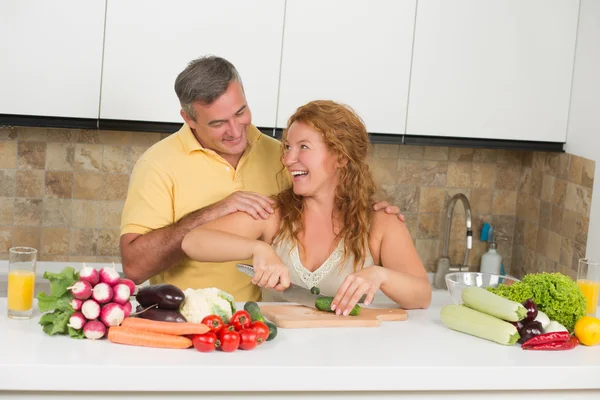 Couple d'âge moyen dans la cuisine — Photo