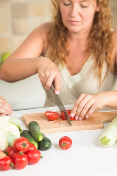 Mujer cortando tomates — Foto de Stock