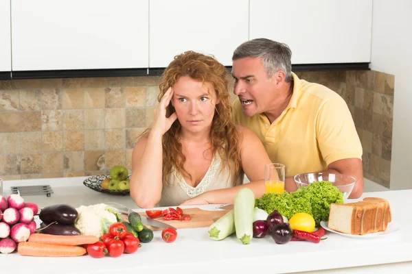 Ältere Paare in der Küche — Stockfoto