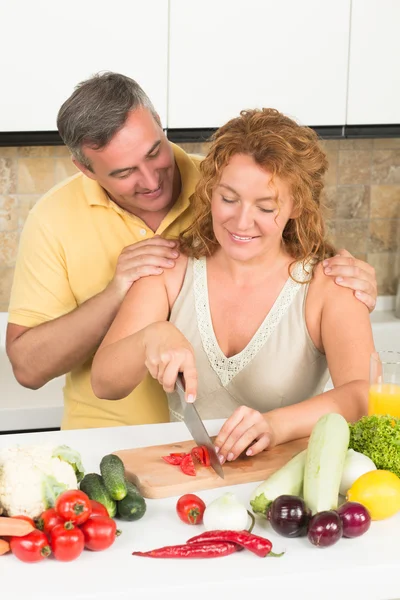 Pareja madura en la cocina — Foto de Stock