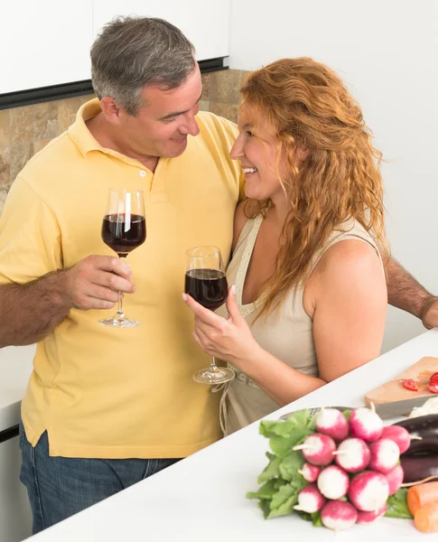 Ouder paar in de keuken — Stockfoto