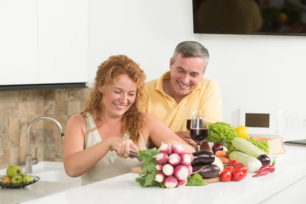 Pareja madura en la cocina — Foto de Stock