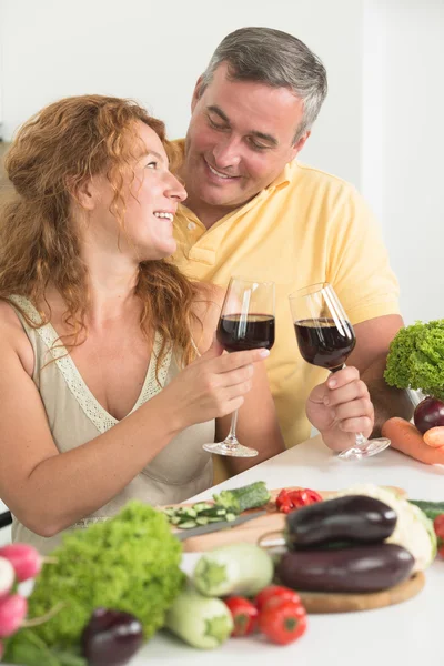 Casal maduro na cozinha — Fotografia de Stock