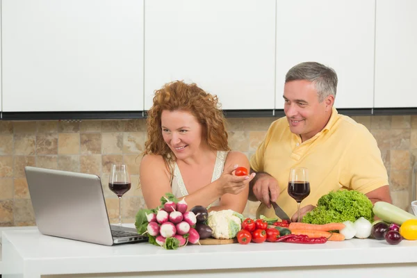 Vzorný manželský pár v kuchyni — Stock fotografie