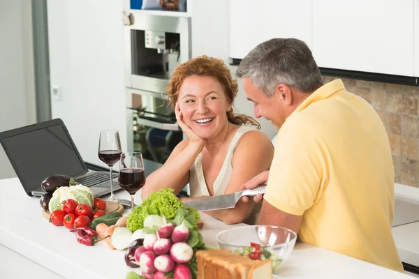 Casal maduro na cozinha — Fotografia de Stock