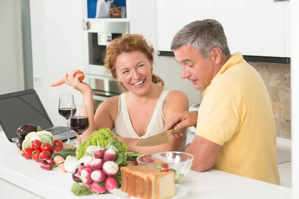 Couple mature dans la cuisine — Photo