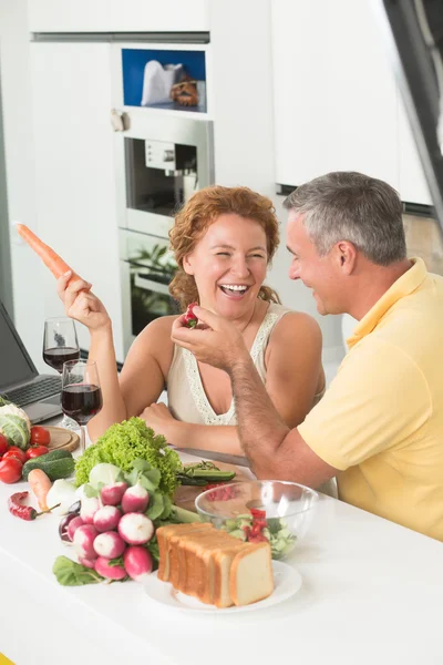 Pareja madura en la cocina — Foto de Stock