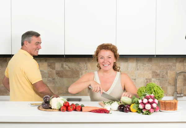 Pareja madura en la cocina — Foto de Stock