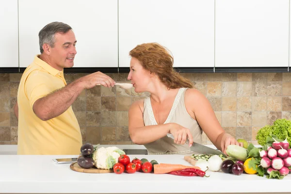 Pareja madura en la cocina — Foto de Stock