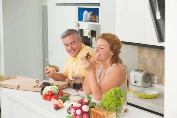 Casal de meia-idade na cozinha — Fotografia de Stock