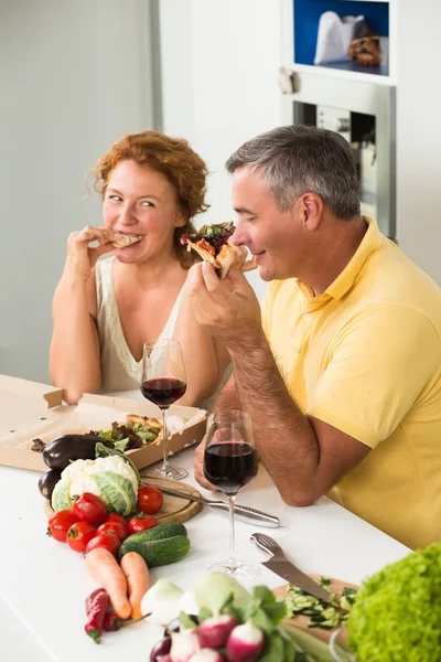 Casal maduro na cozinha — Fotografia de Stock