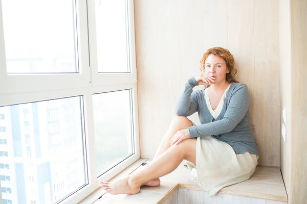 Mulher bonita descansando em casa — Fotografia de Stock