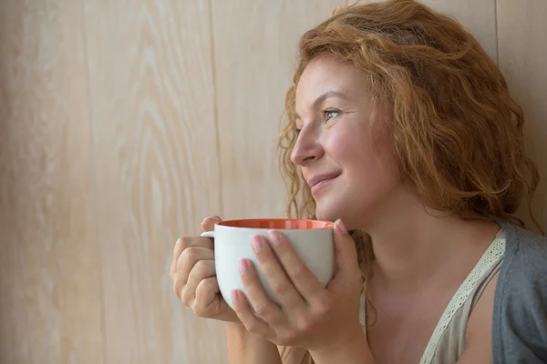 Medelålders kvinna med en kopp te — Stockfoto