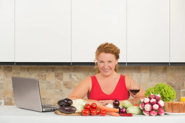 Mujer madura cocinando — Foto de Stock