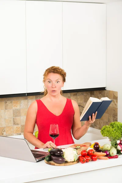 Cuisine de femme au foyer dans la cuisine — Photo