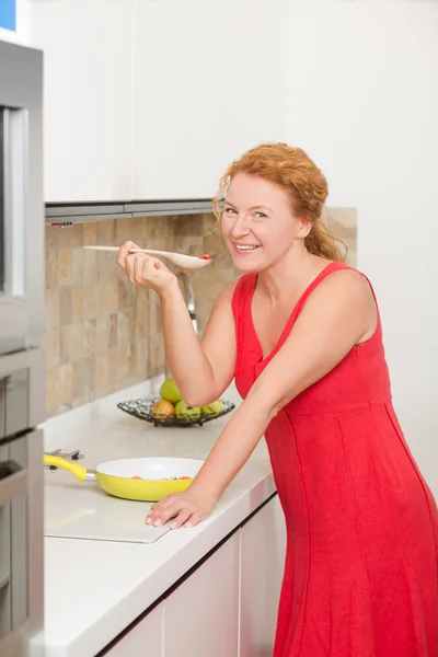Ama de casa cocina en la cocina — Foto de Stock