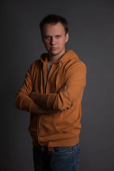 Serious young man with his arms crossed — Stock Photo, Image