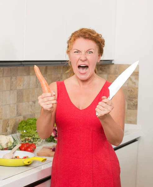 Ama de casa cocina en la cocina — Foto de Stock