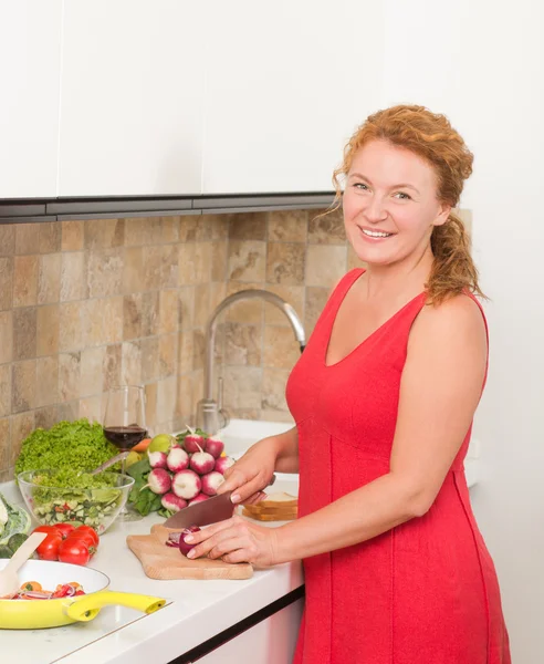 Ama de casa cocina en la cocina — Foto de Stock