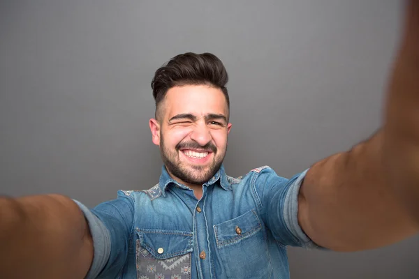 Knappe hipster man die selfies — Stockfoto