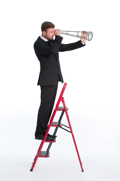Homme d'affaires sur l'échelle à l'aide d'un télescope — Photo