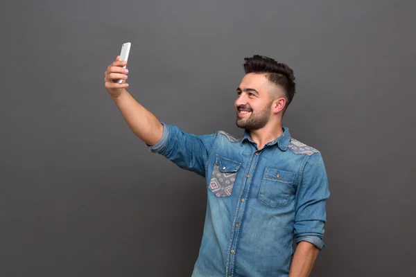 Guapo hipster hombre haciendo selfies — Foto de Stock