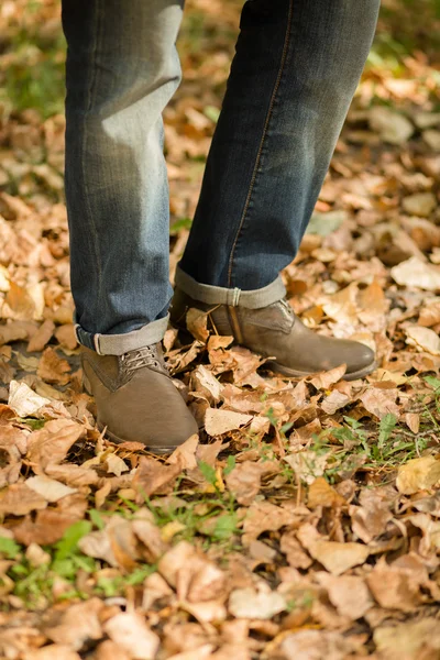 Mans benen in de herfst seizoen — Stockfoto