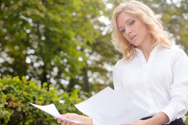 Dama independiente trabajando al aire libre — Foto de Stock