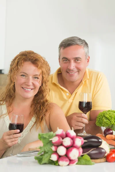 Casal de meia-idade na cozinha — Fotografia de Stock