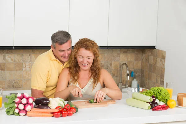 Pareja de mediana edad en la cocina — Foto de Stock