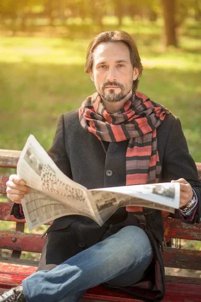 Mann liest Zeitung im Park — Stockfoto