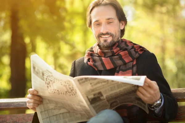 Man reading newpaper in the park — Stock Photo, Image