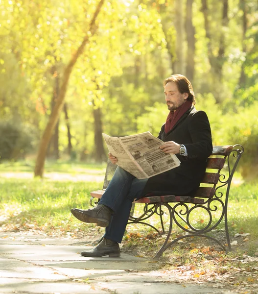 Man reading newpaper in the park — Stock Fotó