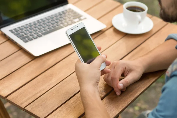 Man using mobile phone in cafe — Stock Photo, Image