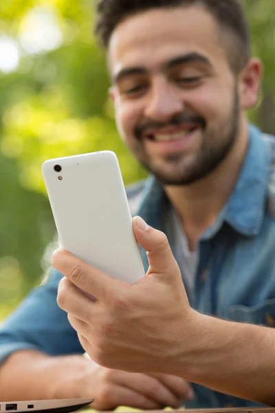 Hipster hombre usando el teléfono móvil — Foto de Stock